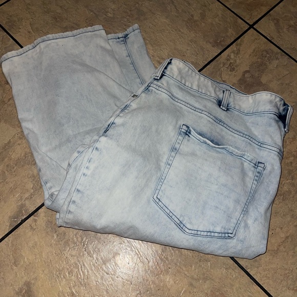Ladies Lane Bryant plus size denim stonewashed capris size 28 - Picture 2 of 3